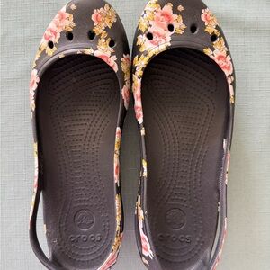 CROCS Women's Black Floral Kadee Flats